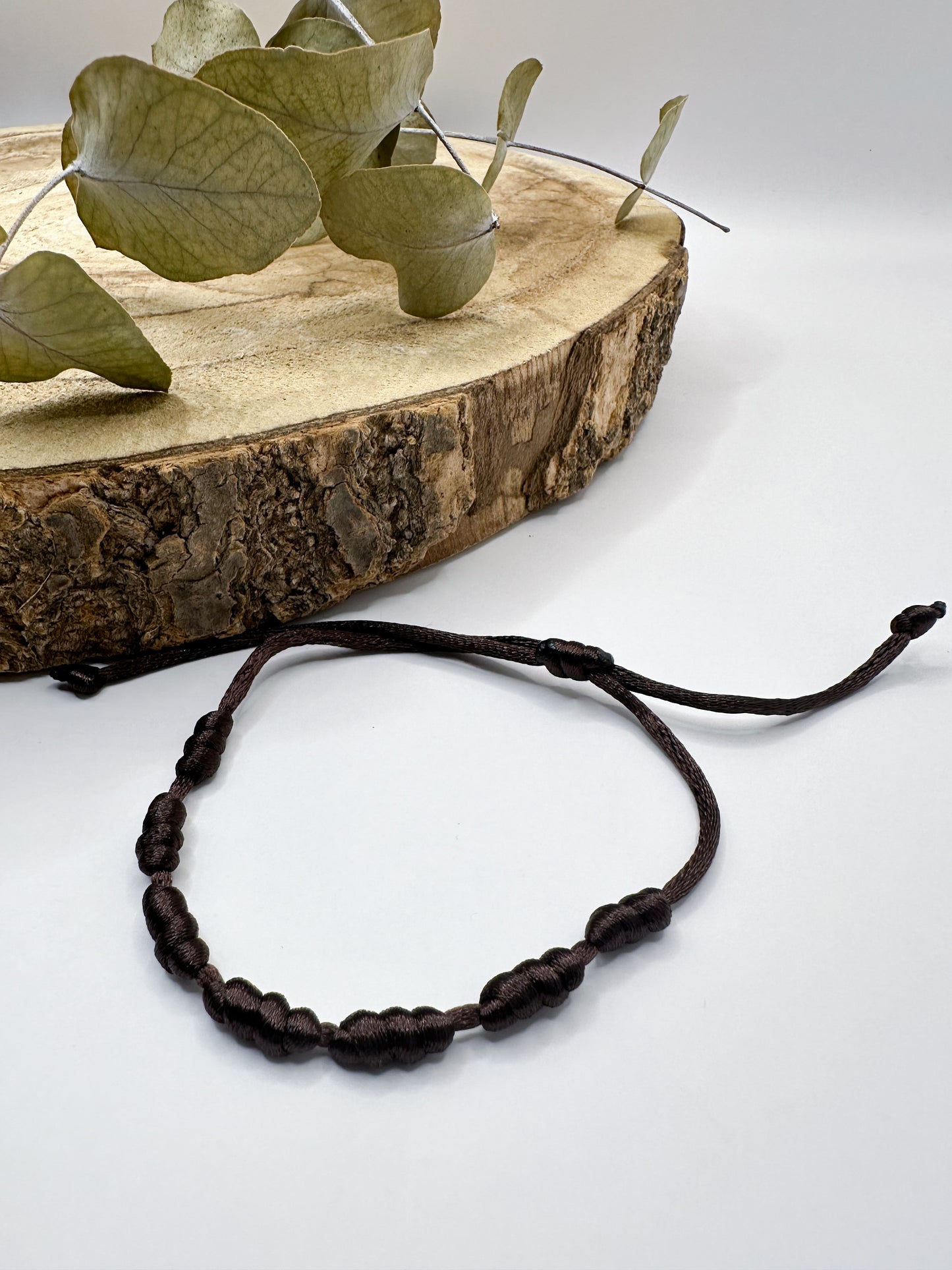 Pulsera marrón de los 7 nudos