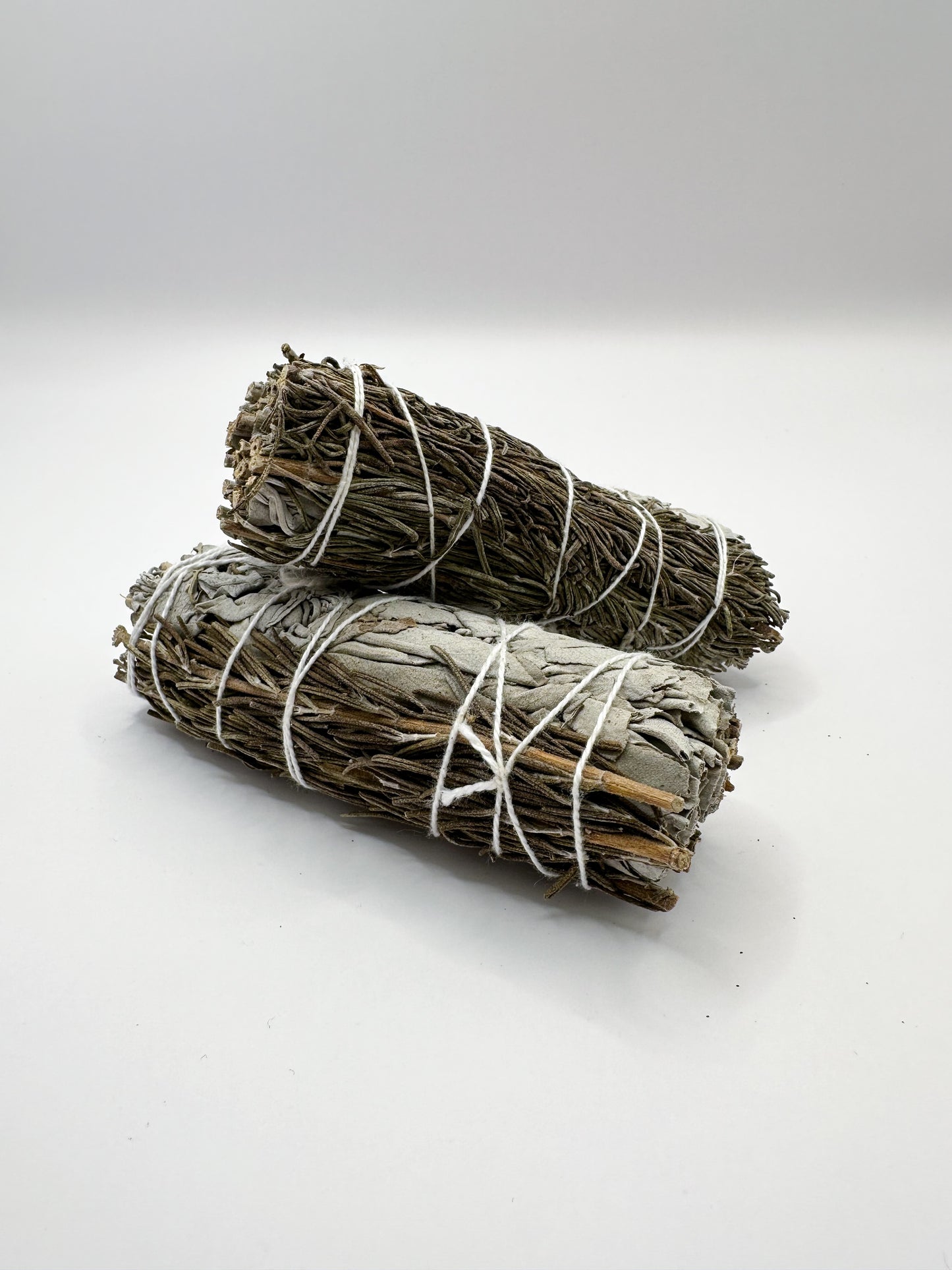 Atado de salvia blanca y romero