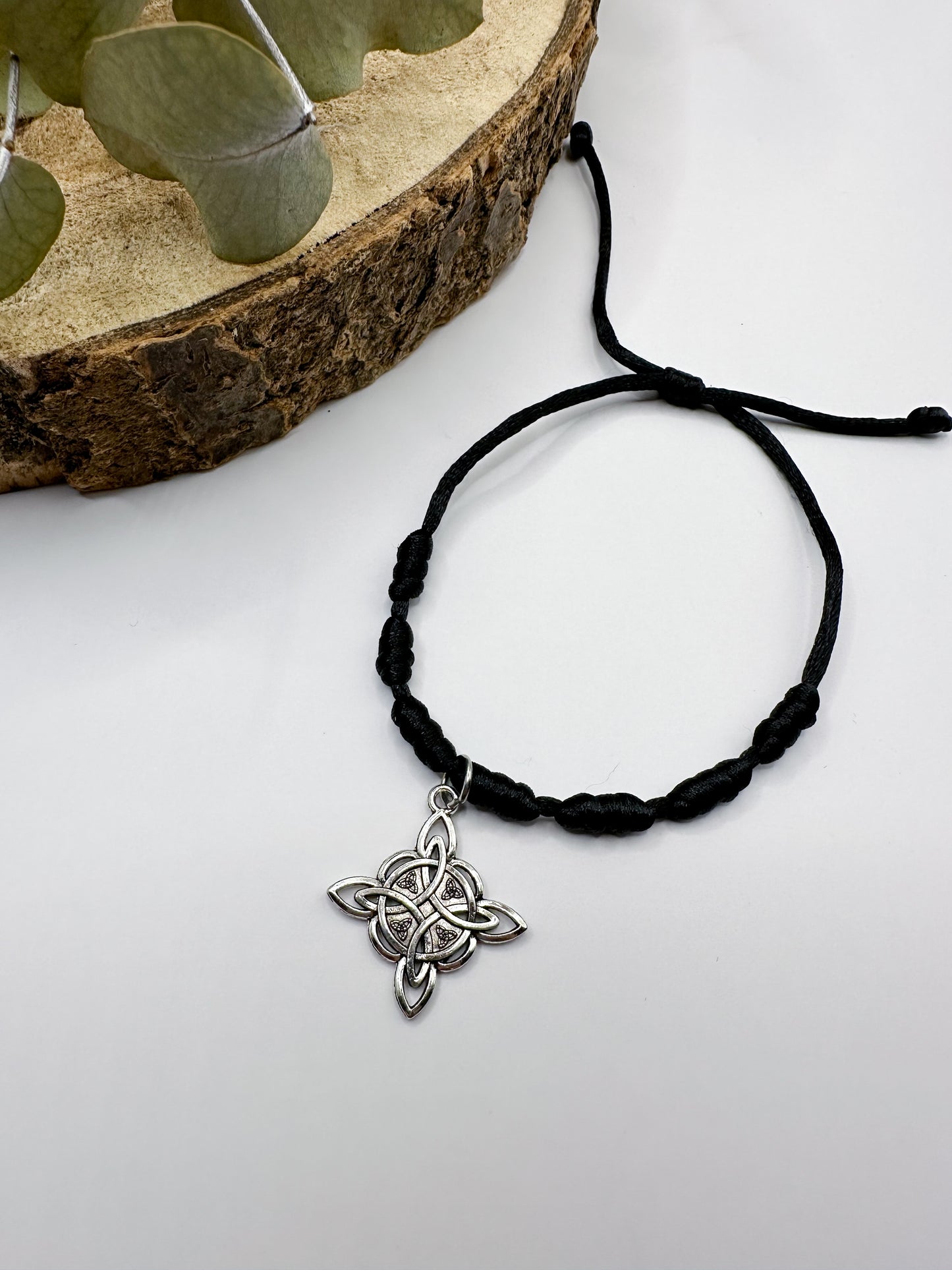 Pulsera Nudo de Bruja y 7 nudos negra