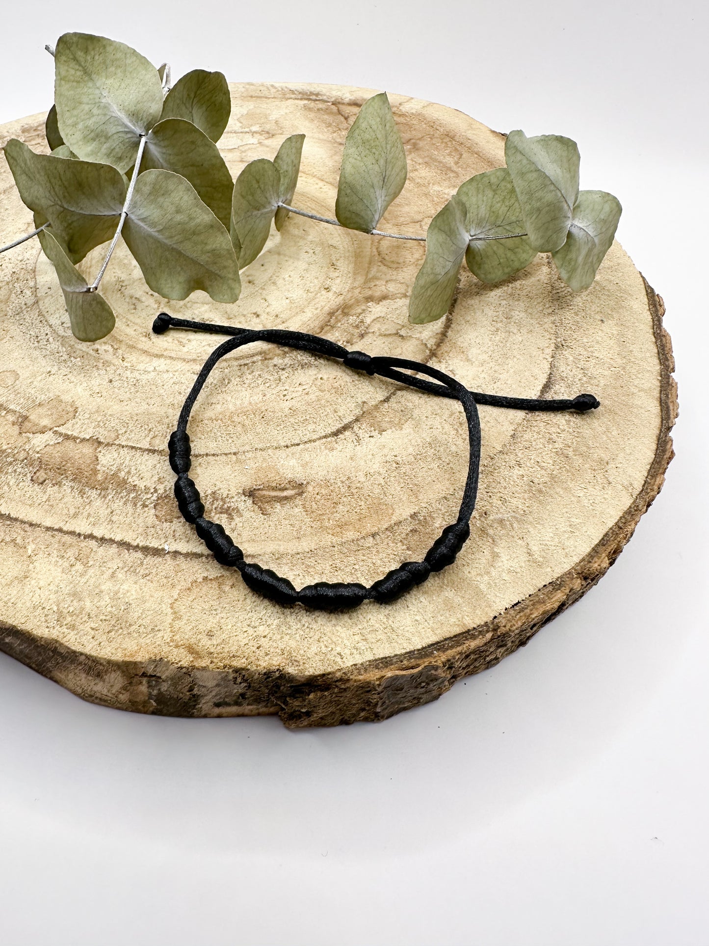 Pulsera negra de los 7 nudos