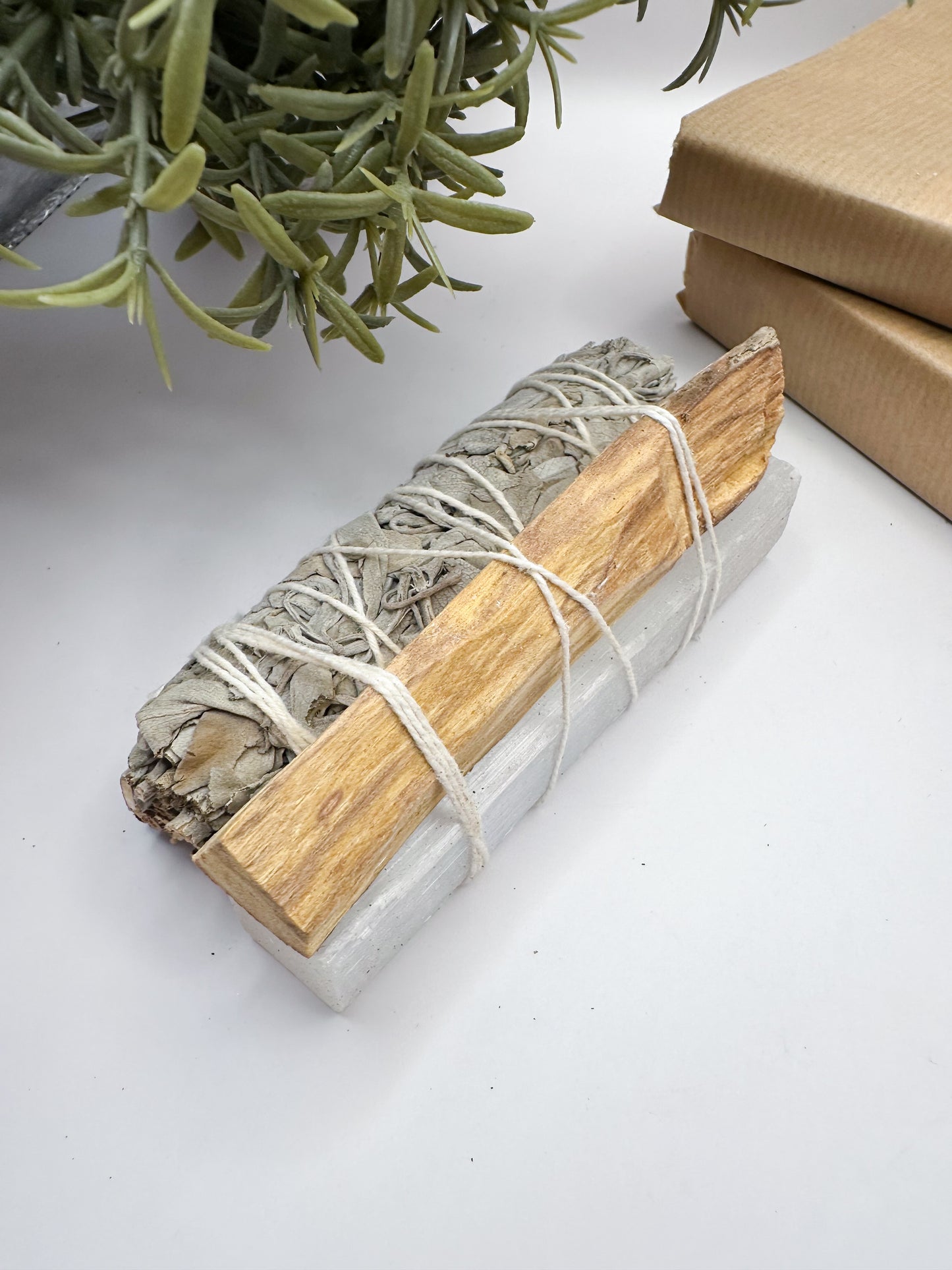 Atado de selenita, palo santo y salvia blanca